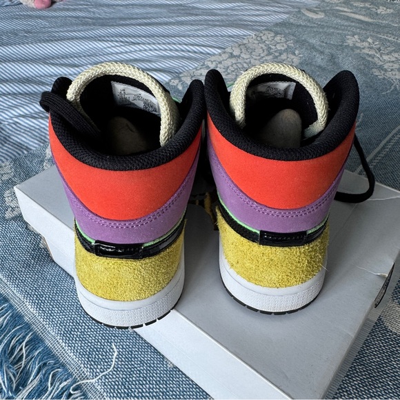 Wmns Air Jordan 1 Mid SE 'Lightbulb' - Picture 4 of 11